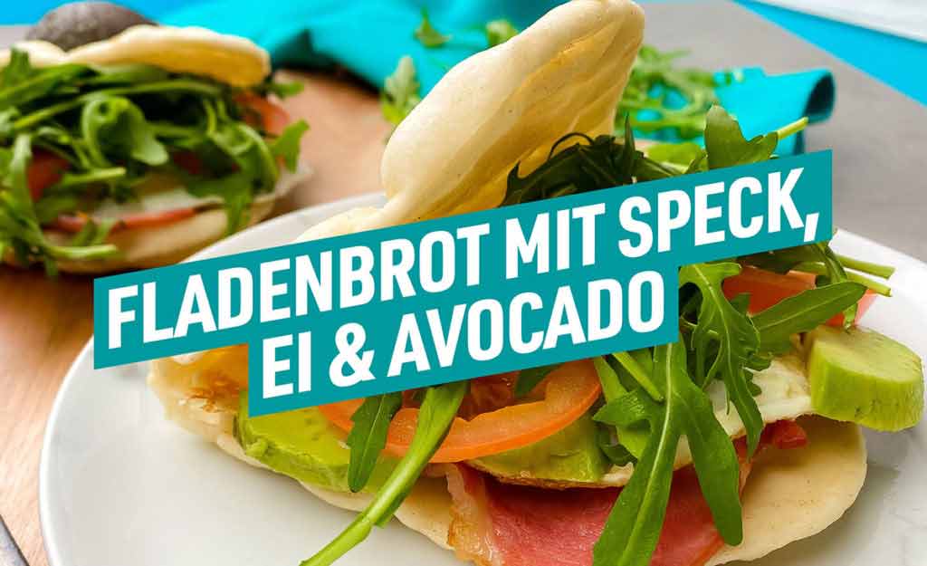 Mache jetzt mehr aus deinem Frühstück – (oder Mittagessen!) mit diesen leckeren Fladenbroten mit Speck, Ei und Avocado, die mit Rucola und Tomaten eine pfiffige Note erhalten.