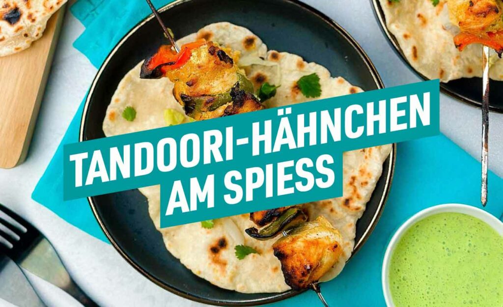 Unsere würzigen Hähnchenspiesse nach Tandoori-Art mit hausgemachtem Fladenbrot sind reich an Eiweiss, das für die Muskelregeneration wichtig ist, und bei Sportlern sehr beliebt.
