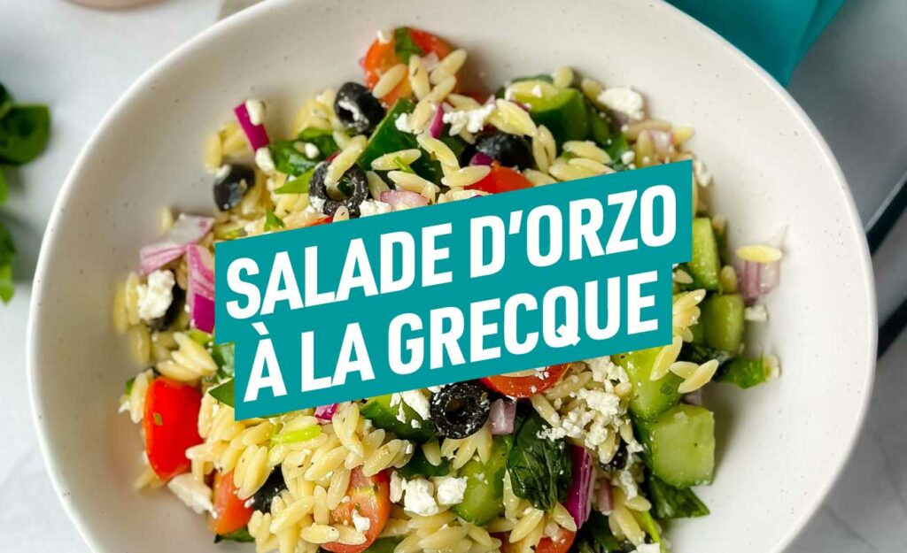 Goûtez cette délicieuse salade de pâtes gorgée de légumes frais, de feta émiettée et à la vinaigrette au citron acidulée.